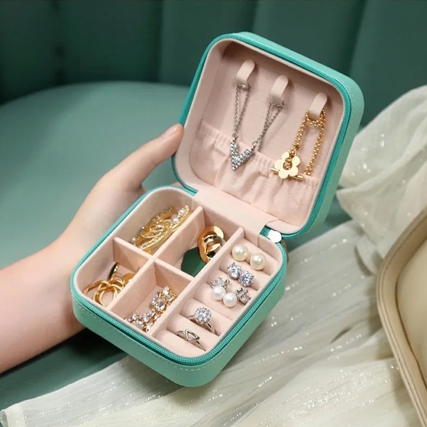 Jewelry Box For Women Mini Portable Jewelry Box Organizer PU Leather Jewelry Display Holder Small Travel Jewelry Box For Girls Women Mother Daughter Travel Ring Pendant Earring Necklace Storage Case